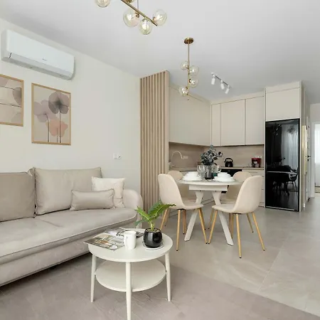 Air-conditioned With Parking And Balcony By Renters Apartmán