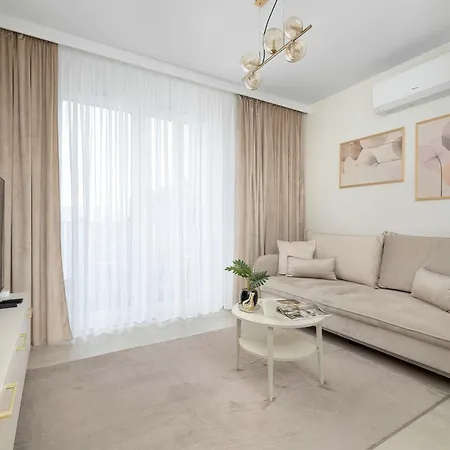 Air-conditioned With Parking And Balcony By Renters