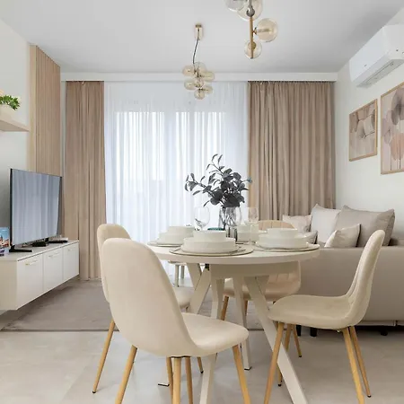 Air-conditioned With Parking And Balcony By Renters Apartmán