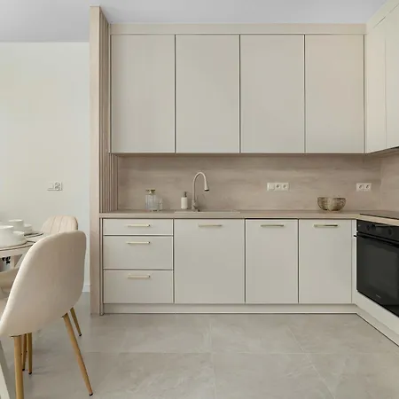 Air-conditioned With Parking And Balcony By Renters *