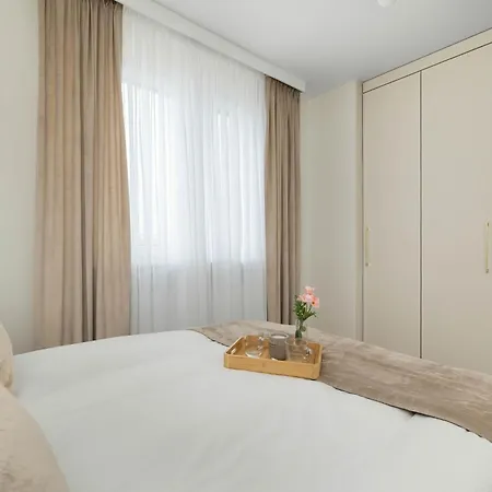 Air-conditioned With Parking And Balcony By Renters * Krakov