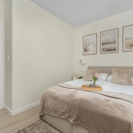 Apartmán Air-conditioned With Parking And Balcony By Renters *