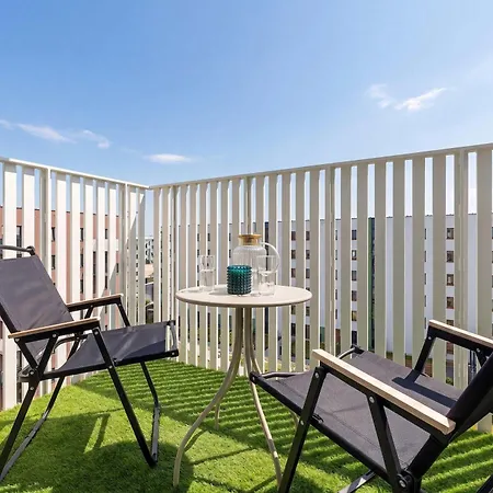 Air-conditioned With Parking And Balcony By Renters *